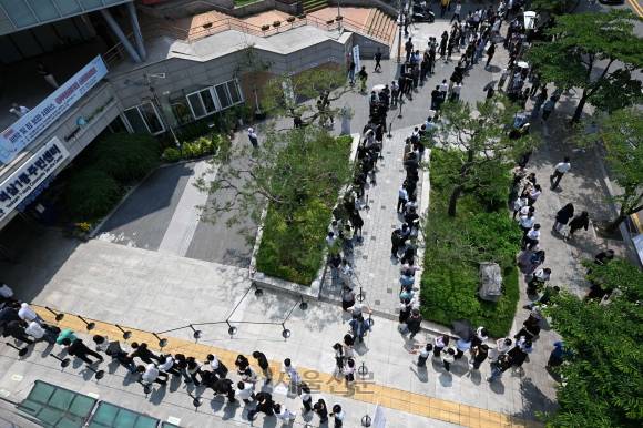 21대 대통령선거 사전투표가 시작된 29일 서울 강남구 역삼1동 주민센터에 마련된 사전투표소에서 유권자들이 점심시간을 이용해 투표를 하기 위해 건물을 빙 둘러 줄 서고 있다. 도준석 전문기자