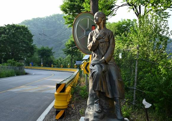 딴산 옆 ‘처녀 고개’의 동상.