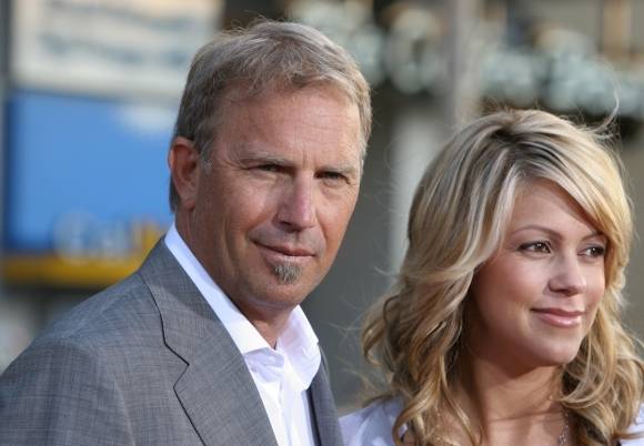 2007년 5월 영화 ‘미스터 브룩스’ 시사회에 참석한 케빈 코스트너 부부.  AFP 연합뉴스