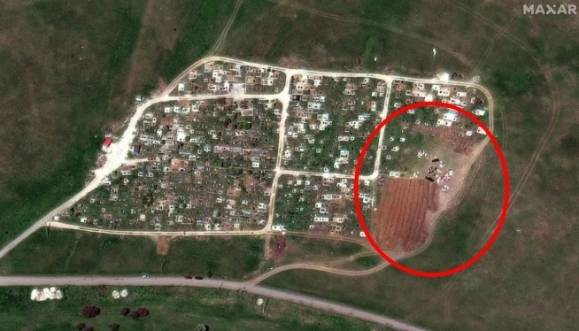 2022년 4월 29일 촬영된 마리우폴 인근 비노라드네 공동묘지 근처에 최근 생긴 것으로 보이는 집단 매장지의 모습. 사진 맥사 테크놀로지