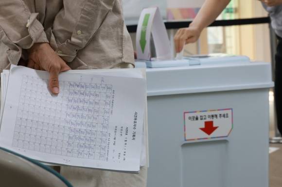 21대 대통령 선거 사전투표 둘째날인 30일 서울 서대문구 구 신촌동주민센터에 마련된 신촌동사전투표소에서 참관인이 사전 투표자 수를 기록하고 있다.  전날 이 투표소에서는 오전 한때 ‘투표소 내부 대기 공간이 부족하다’는 이유로 이미 투표용지를 배부한 이들을 외부에서 대기시키는 일이 발생했다. 또 서울 강남구 대치동에서는 중복으로 투표에 참여한 시민이 있다는 신고가 접수돼 경찰이 수사 중이다. 연합뉴스