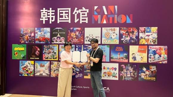 채리즈 랑 중국 카와이 엔터테인먼트 대표와 신태식 삼십팔도씨 대표가 ‘정어리다’ 제작투자 업무협약을 체결하고 있다. 콘진원 제공