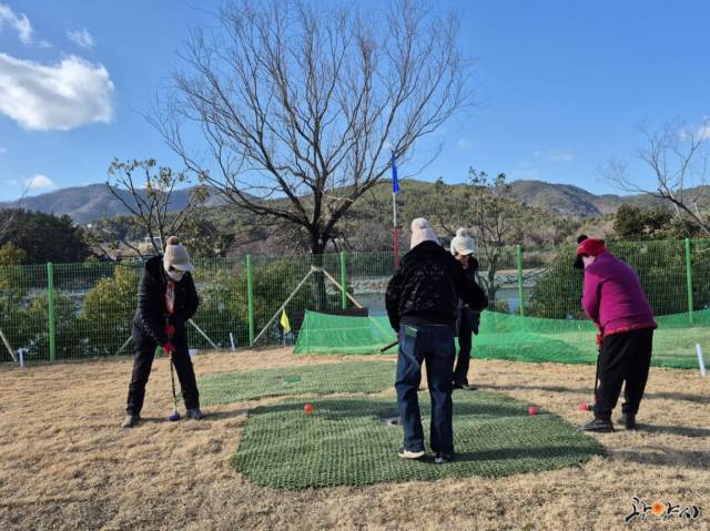 광양시민들이 임시 운영 기간 선샤인파크골프장에서 라운드를 즐기고 있다. 광양시 제공