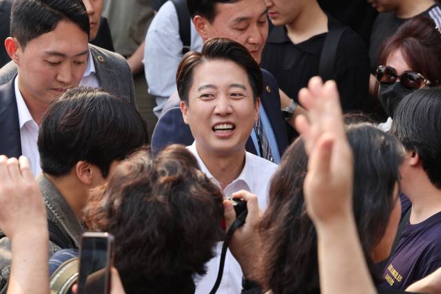 이준석 개혁신당 대선 후보가 제21대 대통령선거 사전투표 첫날인 29일 서울 성북구 안암역 인근에서 거리 유세에 나서고 있다. 연합뉴스