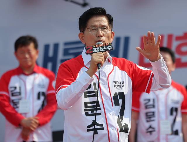 김문수 국민의힘 대선 후보가 29일 경기 안산시 안산문화광장에서 시민들에게 지지를 호소하고 있다. 연합뉴스