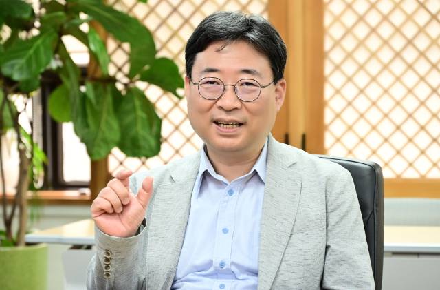 하준경 한양대 경제학과 교수가 29일 서울 여의도 민주당사에서 서울경제신문과 인터뷰를 하고 있다. 권욱 기자