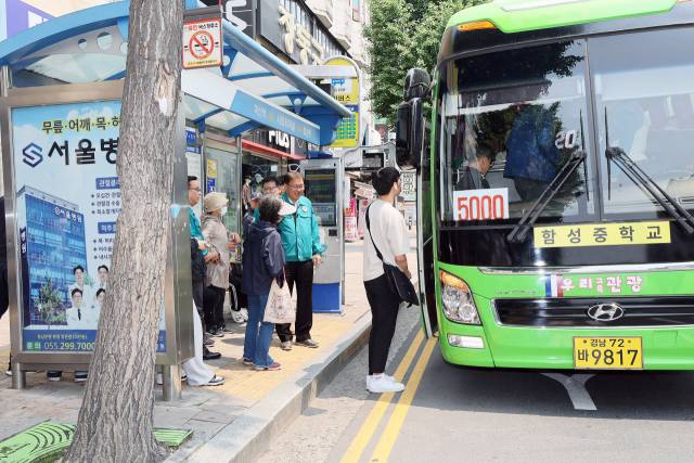 창원시내버스가 지난 28일 첫차부터 파업에 돌입한 가운데 이날 한 버스정류장에서 장금용 제1부시장을 비롯한 시 관계자들이 현장을 점검하고 있다. 사진 제공=창원시