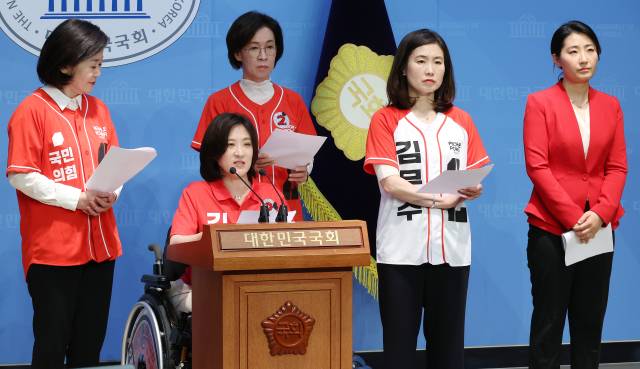 유시민 발언 규탄하는 국민의힘 중앙선대위 여성본부 의원들.연합뉴스