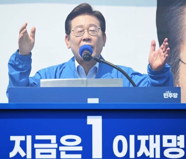 이재명 더불어민주당 대선 후보가 대선을 나흘 앞둔 30일 강원 춘천시 춘천역 광장에서 유권자들에게 지지를 호소하고 있다. 춘천=오승현 기자