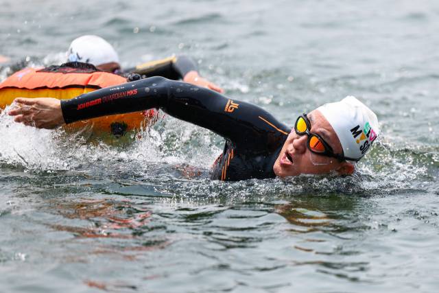 오세훈 서울시장이 30일 서울 송파구 잠실대교 남단에서 열린 제2회 쉬엄쉬엄 한강 3종 축제에서 헤엄치고 있다. 오 시장은 이날 저녁 개막하는 쉬엄쉬엄 한강 3종 축제 홍보 겸 한강 수질 홍보를 위해 1km 코스를 수영해 한강을 건넜다. 연합뉴스