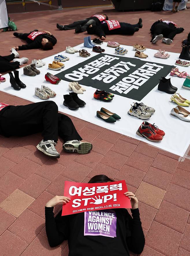 4월27일 서울 홍대입구역 인근에서 젠더폭력 해결 페미니스트 연대 주최로 ‘2025 대선, 여성폭력 해결! 나중은 없다!’ 다이인(die-in) 퍼포먼스가 진행되고 있다. ⓒ연합뉴스