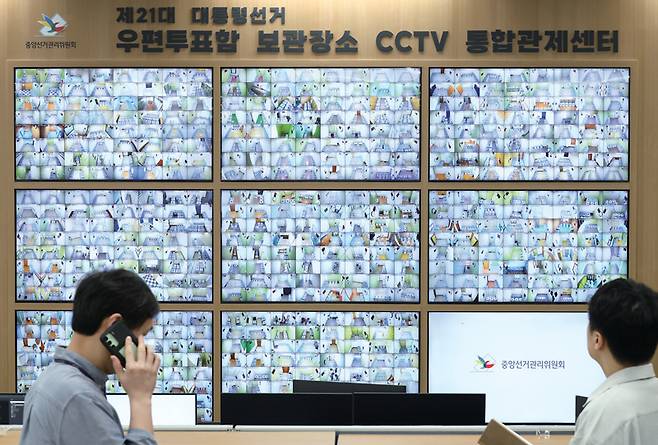 제21대 대선 사전투표를 앞둔 5월28일, 경기도 과천시 중앙선거관리위원회에 마련된 대통령선거 종합상황실에서 관계자가 우편투표함 보관장소 CCTV를 바라보고 있다. ⓒ시사저널 박정훈