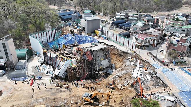4월16일 경기 광명시 일직동 신안산선 복선전철 5-2공구 붕괴 현장에서 소방관들과 관계자들이 실종자 수색 작업을 벌이고 있다ⓒ시사저널 임준선