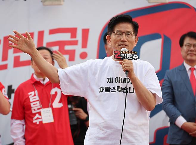 김문수 국민의힘 대선 후보가 30일 강원 원주시 문화의거리에서 유세를 하고 있다. ⓒ연합뉴스
