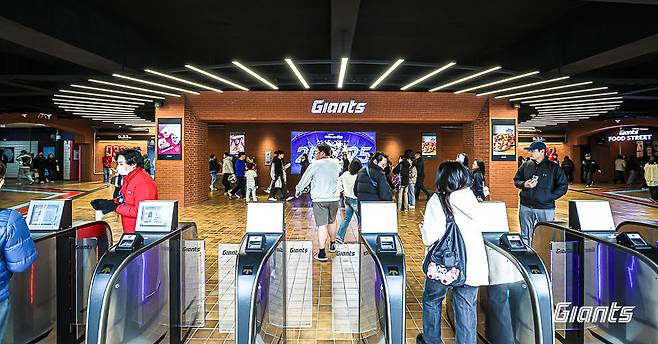 올해 새롭게 바뀐 사직구장 3층의 메인 게이트. 롯데는 올해 부산의 로컬 식음료 브랜드들을 직접 발로 뛰어 찾아다니며 사직구장의 식당가와 구장 이미지를 확 바꿨다. 사진제공｜롯데 자이언츠