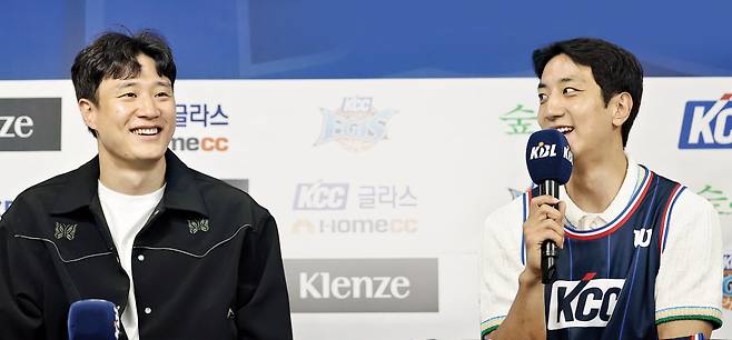 부산 KCC로 이적한 허훈(오른쪽)이 29일 서울 강남구 KBL센터에서 열린 입단식에서 형 허웅을 바라보며 웃고 있다. 연합뉴스