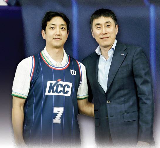 허훈을 환영하는 이상민 KCC감독. 연합뉴스