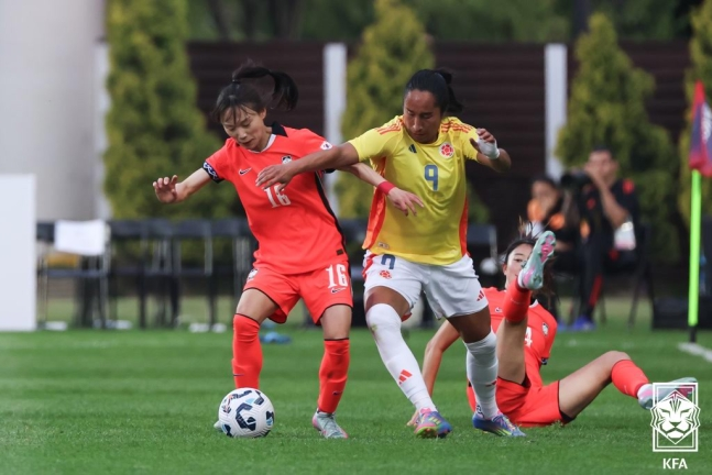 한국 여자축구 대표팀 장슬기와 콜롬비아의 마이라 라미레스가 30일 인천에서 열린 평가전에서 볼을 다투고 있다. 대한축구협회 제공