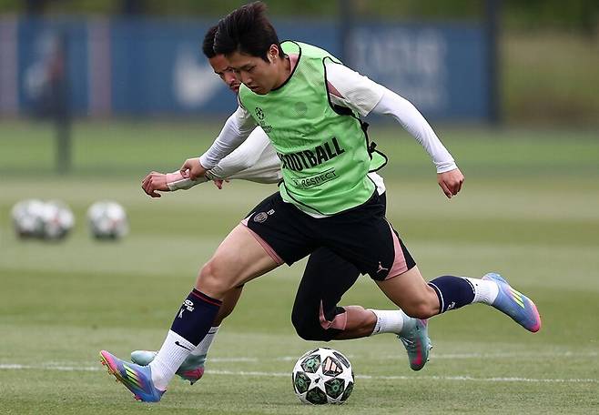 ▲ 더 나아가 파리 생제르맹이 우승을 차지하게 된다면, 박지성 이후 17년 만에 챔피언스리그 우승을 경험한 한국인이 되는 것이다. 박지성은 2007-08시즌 맨유 소속으로 챔피언스리그 우승 멤버로 등록됐다. 당시에 엔트리에서 제외돼 뛰지 못했지만 동료들과 우승 세리머니를 함께했다. 손흥민은 2018-19시즌 결승 무대에 올랐으나 리버풀에 패하며 준우승에 머물렀다. ⓒ 연합뉴스/AFP