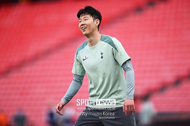 ▲ 토트넘은 사우디아라비아에서 상상 이상의 오일머니를 전달받을 수 있게 되자 마음을 고쳐먹고 있다. 손흥민과 올여름 결별까지 생각하는 배신도 선택지 중 하나다. 1억 파운드 정도의 이적료라면 손흥민을 내보낼 생각을 하는 모습이다. 유로파리그 우승으로 다음 시즌 챔피언스리그에 출전할 수 있게 되면서 전력 보강 차원에서 자본을 확보하길 바라고 있다.