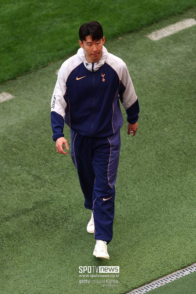 ▲ 손흥민이 토트넘 레전드를 만났다. 지난 26일 브라이튼 앤 호브 알비온과 2024-25시즌 잉글랜드 프리미어리그 38라운드 최종전을 마치고 뜻깊은 행사가 진행됐다. 홈팬들 앞에서 유럽축구연맹 유로파리그 우승 트로피를 공개했고, 주장 손흥민이 선수단을 대표해 우승컵을 들고 그라운드에 모습을 드러냈다.