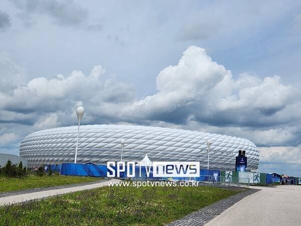 ▲ 어딘지 모르게 허전한 독일 바이에른 뮌헨 홈경기장인 알리안츠 아레나.