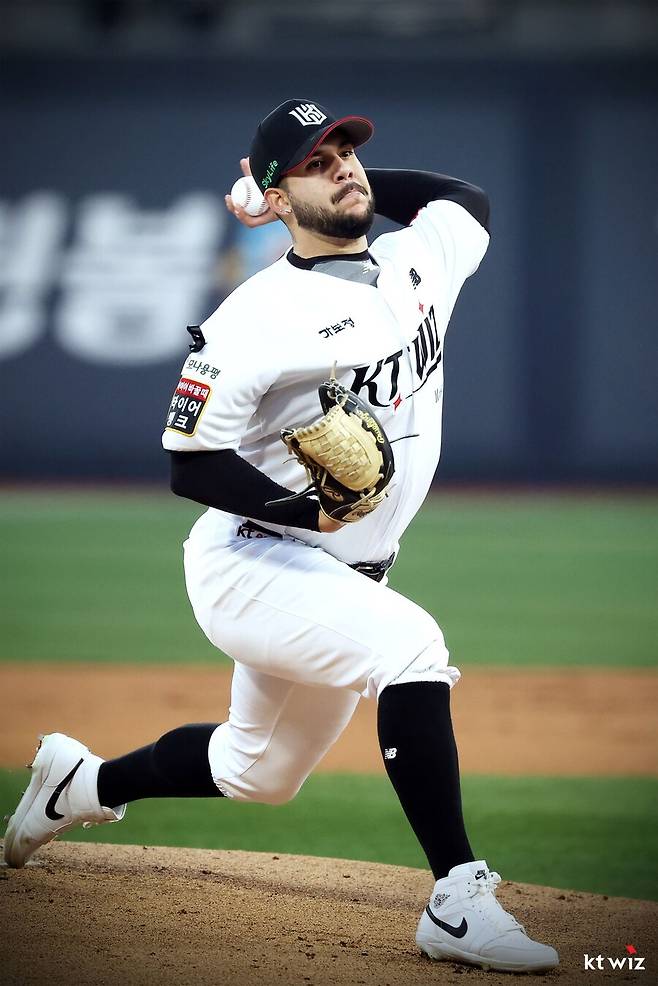 ▲ 7이닝 9탈삼진 무실점 역투로 KIA 타선을 틀어막고 팀을 승리로 이끈 헤이수스 ⓒkt위즈