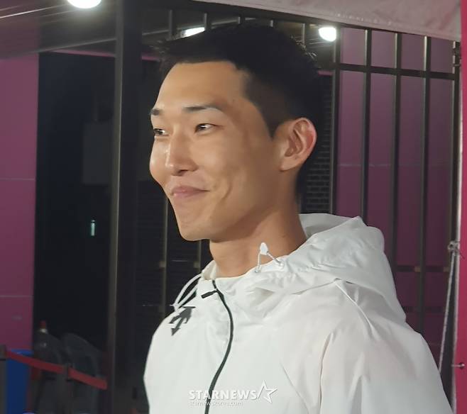 우상혁이 지난 29일 경북 구미시민운동장에서 열린 2025 구미 아시아육상선수권대회 높이뛰기 결선에서 우승 후 인터뷰에 응하고 있다./사진=박재호 기자