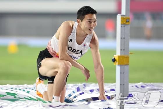 우상혁이 지난 29일 경북 구미시민운동장에서 열린 2025 구미 아시아육상선수권대회 높이뛰기 결선에서 2m23 1차시기 성공 후 환하게 웃고 있다. /사진=뉴스1