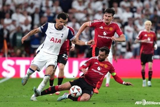 브루노 페르난데스(아래)가 토트넘 홋스퍼와 유로파리그 결승전 도중 도미닉 솔란케(왼쪽)에게 태클을 시도하고 있다. /AFPBBNews=뉴스1