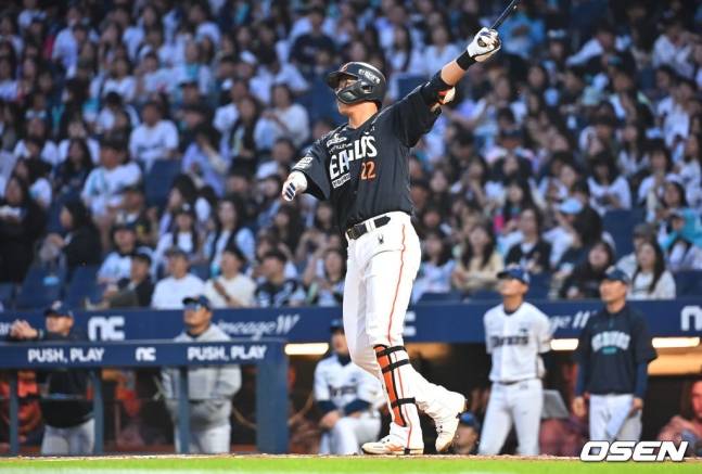 한화 채은성이 30일 창원 NC전에서 4회 솔로홈런을 터트리고 있다.