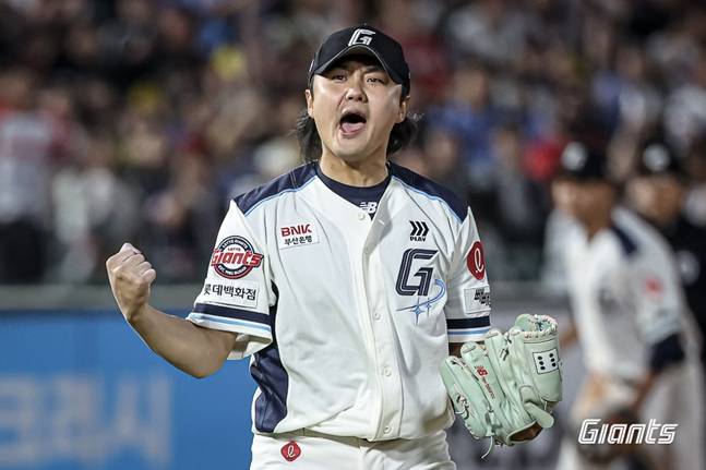 정철원이 8회초 위기를 스스로 이겨내고 포효하고 있다. /사진=롯데 자이언츠