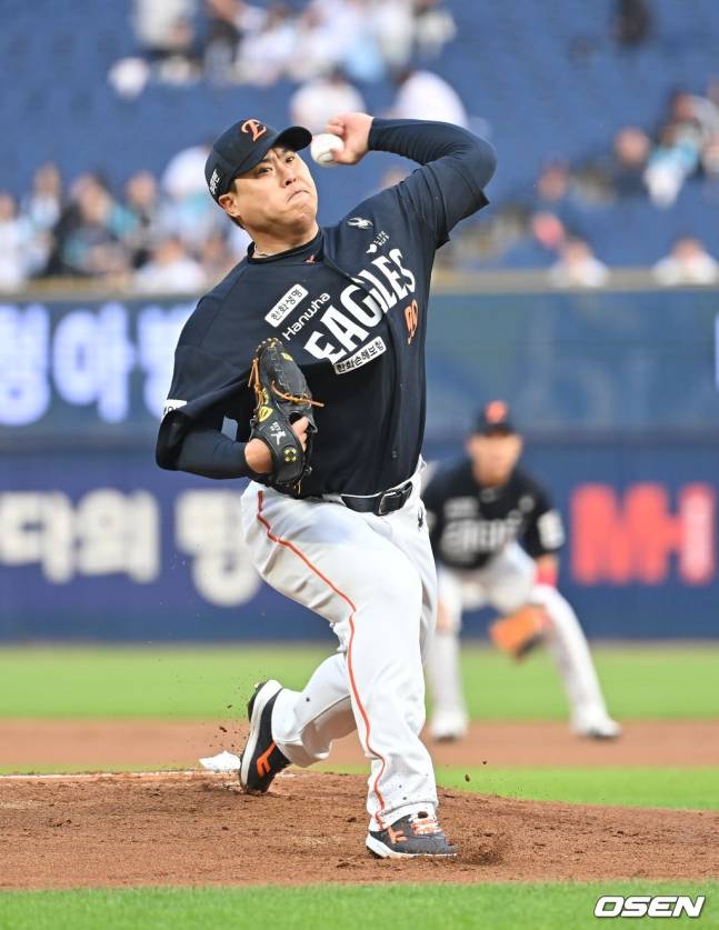 한화 류현진이 30일 창원 NC전에서 투구하고 있다.