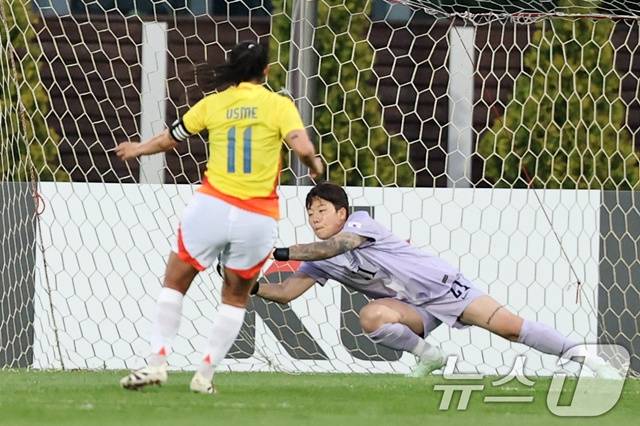 페널티킥을 막아내는 김민정(오른쪽). /사진=뉴스1 제공