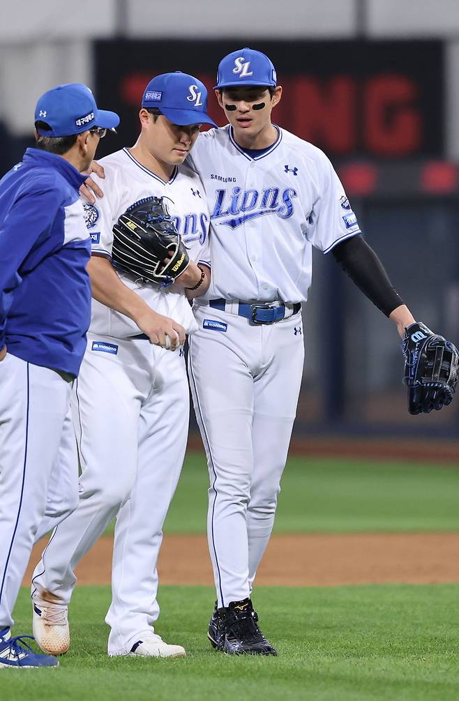 왼쪽부터 삼성 라이온즈 최원태, 구자욱. 삼성 라이온즈