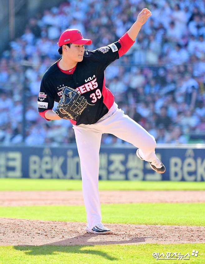 20일 오후 서울 송파구 잠실야구장에서 열린 '2025 신한 SOL Bank KBO리그' KIA 타이거즈와 두산 베어스의 경기, 7회말 KIA 최지민이 공을 힘차게 던지고 있다. 엑스포츠뉴스 DB