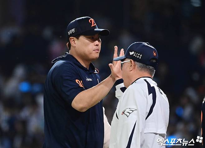 30일 오후 경상남도 창원NC파크에서 열린 '2025 신한 SOL Bank KBO리그' 한화 이글스와 NC 다이노스의 경기, 한화가 선발투수 류현진의 6이닝 1실점 호투와 타선의 활약에 힘입어 7:1의 스코어로 승리했다. 경기 종료 후 한화 류현진이 김경문 감독과 승리의 기쁨을 나누고 있다. 창원, 박지영 기자
