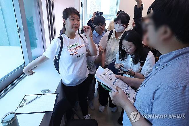 투표 보조 불가 설명 듣는 발달장애인들 (서울=연합뉴스) 서대연 기자 = 지난 29일 서울 종로구 사직동주민센터에 마련된 사전투표소에서 참정권 보장 요구 기자회견을 마친 발달장애인들이 사전투표관리관에게 투표 보조인 동행이 불가능하다는 내용의 설명을 듣고 있다. 2025.5.30 dwise@yna.co.kr