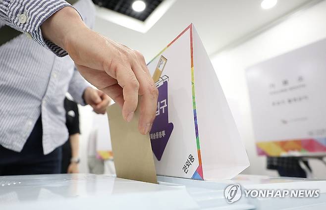 소중한 권리행사 (서울=연합뉴스) 김도훈 기자 = 제21대 대통령 선거 사전투표 첫날인 지난 29일 서울 강남구 역삼1동주민센터에서 한 유권자가 투표함에 투표용지를 넣고 있다. 2025.5.30 superdoo82@yna.co.kr