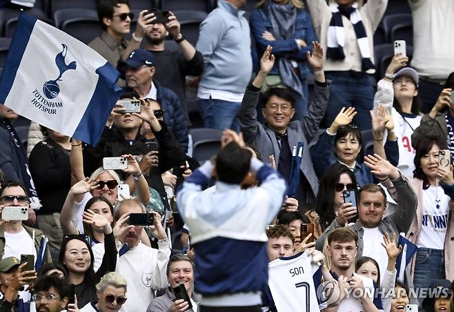 팬들과 소통하는 손흥민 [로이터=연합뉴스]