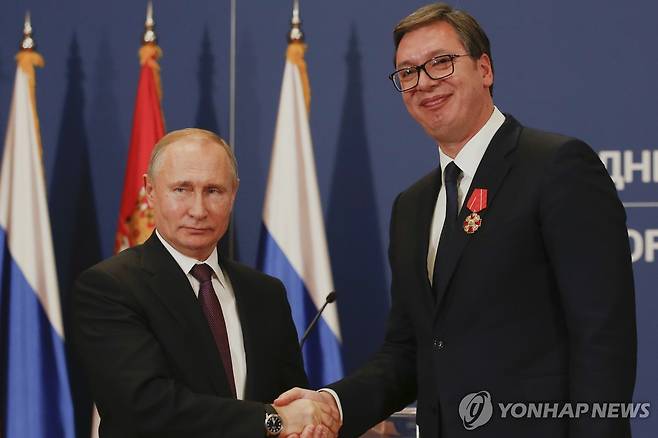 알렉산다르 부치치 세르비아 대통령(우)과 블라디미르 푸틴 러시아 대통령(좌) [AP 연합뉴스 자료사진]