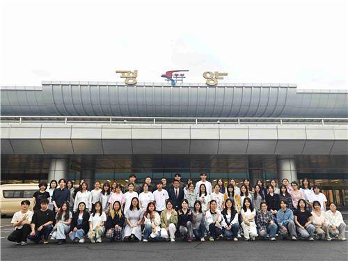 지난 27일 평양에 도착한 중국 국비 유학생들     (베이징=연합뉴스) 중국 정부 장학금을 받은 중국인 유학생 62명이 지난 27일 평양에 항공편으로 도착해 유학 생활을 시작했다고 주북 중국대사관이 밝혔다. 이들은 이달 2일 도착한 유학생들에 이어 코로나19 대유행 이후 두 번째로 북한에서 공부하게 된 국비 유학생들이다. [주북 중국대사관 제공. 재판매 및 DB 금지]