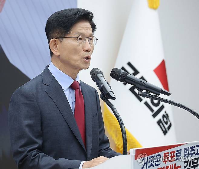 대국민호소문 발표하는 김문수 후보 (서울=연합뉴스) 류영석 기자 = 국민의힘 김문수 대선 후보가 30일 서울 여의도 국민의힘 중앙당사에서 대국민 호소문을 발표하고 있다. 2025.5.30 ondol@yna.co.kr