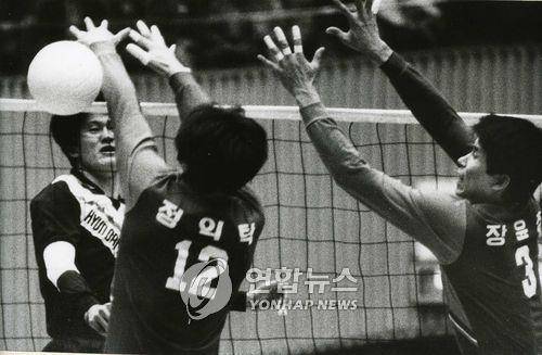 고려증권 선수 시절 블로킹하는 장윤창(오른쪽) [연합뉴스 자료 사진]