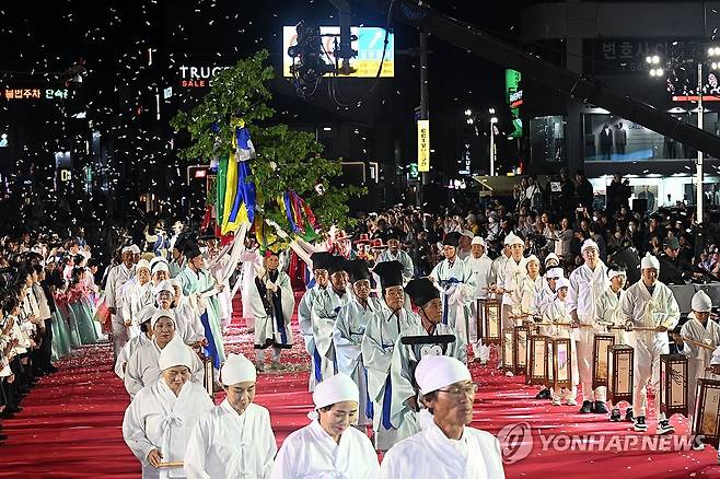 강릉단오제 길놀이 앞장선 신목 행렬 (강릉=연합뉴스) 유형재 기자 = 유네스코 인류무형문화유산인 천년 축제 '2025 강릉단오제'의 하이라이트인 신통대길 길놀이에서 단오주신을 모신 신목행렬이 지난 29일 오후 성내동 광장에 마련된 레드카펫을 지나고 있다. 2025.5.29 yoo21@yna.co.kr