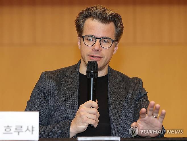 인사말하는 야쿠프 흐루샤 (서울=연합뉴스) 이재희 기자 = 30일 서울 서초구 코스모스아트홀에서 열린 김봄소리의 클래식 레이블 도이치 그라모폰 두 번째 정규 앨범 '브루흐 & 코른골트' 발매 및 내한공연 기자간담회에서 야쿠프 흐루샤 밤베르크 심포니 상임지휘자가 인사말을 하고 있다. 밤베르크 심포니는 앨범에서 협연한 김봄소리와 오는 31일, 6월 1일 내한공연을 갖는다. 2025.5.30 scape@yna.co.kr