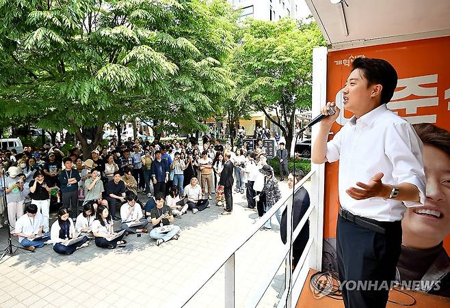 경의선숲길공원서 유세하는 이준석 후보 (서울=연합뉴스) 류영석 기자 = 개혁신당 이준석 대선 후보가 30일 서울 마포구 경의선숲길공원을 찾아 시민들에게 지지를 호소하고 있다. 2025.5.30 [공동취재] ondol@yna.co.kr