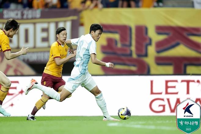 울산 허율(오른쪽)의 광주전 경기 모습. [한국프로축구연맹 제공. 재판매 및 DB 금지]
