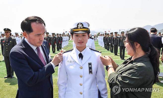 천안함 46용사 장녀 김해나 소위 임관 (창원=연합뉴스) 30일 경남 창원시 진해구 해군사관학교에서 열린 제138기 해군·해병대 사관후보생 수료 및 임관식에서 김해나 소위가 소위 계급장을 달고 있다. 
    김 소위는 천안함 46용사 고 김태석 원사의 장녀로 아버지에 이어 해군의 길을 걷게 됐다. 
    근조 리본은 전날 헬기 사고로 순직한 동료를 추모하기 위해 부착한 것이다. 2025.5.30 [해군 제공. 재판매 및 DB 금지] image@yna.co.kr