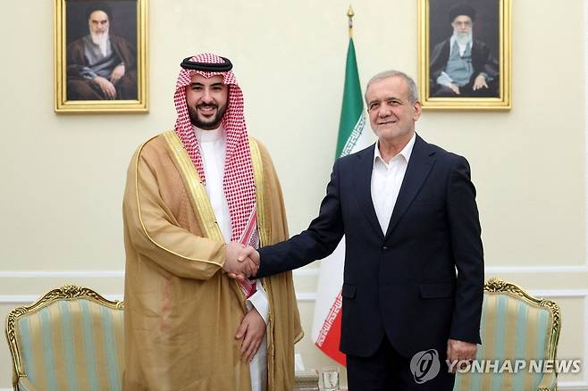 이란 대통령과 사우디 국방장관 지난 4월 17일(현지시간) 이란 수도 테헤란에서 마수드 페제시키안 이란 대통령(오른쪽)이 칼리드 빈 살만 알사우드 사우디아라비아 국방장관을 맞아 악수하는 모습. [로이터 연합뉴스 자료사진. 재판매 및 DB 금지]